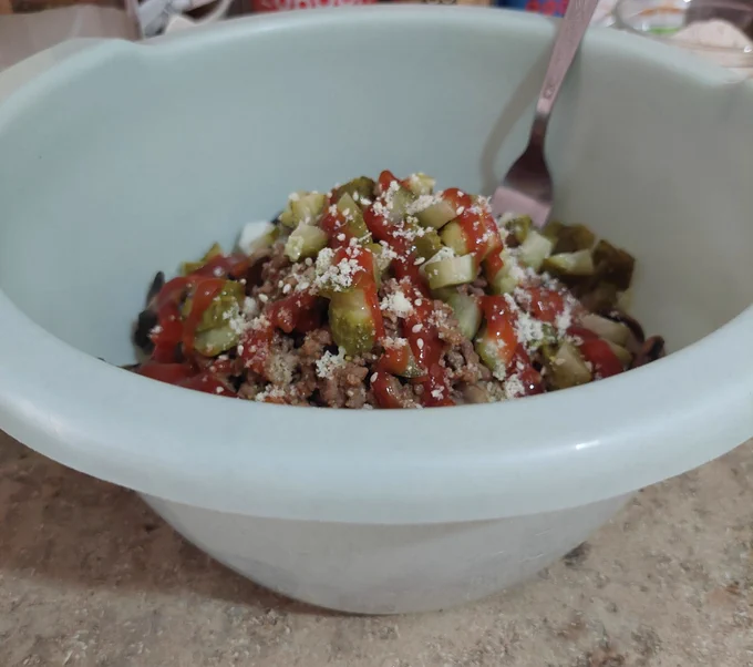 145g cabbage (or lettuce)
145g cucumber
100g tomato
250g mushrooms (i sauteed them)
55g onion
two pickles
150g extremely lean ground beef (150kcal)
ketchup
honey mustard
parmesean sprinkle
sesame sprinkle

THIS WAS SO FILLING like extremely filling i couldnt breathe i was stuffed... this might be the way to go