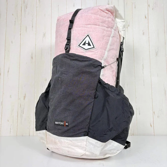 【Unisex L】【Unisex L ホワイト系】Hyperlite Mountain Gear Hmg ( ハイパーライトマウンテンギア ) ウェイポイント 35 WayPoint 35 ナイロン バッグ ストレージ バックパック 容量【30L～54L】 DCF ( ダイニーマ・コンポジット・ファブリック / キューベンファイバー ) z00058728  ホワイト系 バッグ ストレージ バックパック 容量【30L～54L】<br>
<br>
・セカンドギア在庫コード: IT0RZ1055S0C（お問い合わせの際はこちらをお伝え下さい）<br>
・メーカー: Hyperlite Mountain Gear Hmg ( ハイパーライトマウンテンギア )<br>
・希望小売価格: 69300 円<br>
<br>
■生産情報<br>
<br>
・生産国: メキシコ ( Mexico )<br>
<br>
■素材情報<br>
<br>
・機能: DCF ( ダイニーマ・コンポジット・ファブリック / キューベンファイバー )<br>
<br>
■サイズ情報<br>
<br>
・Gender/Age: Unisex<br>
・代表サイズ: L<br>
<br>
■カラー<br>
<br>
・カラー系統: ホワイト系<br>
<br>
■コンディション<br>
<br>
・グレード: 中古B<br>
<br>
※グレーディング目安　<br>
├ 新品：当店オリジナル製品<br>
├ 未使用：新古品<br>
├ 中古S：新品同様<br>
├ 中古A：美中古<br>
├ 中古B：良い状態の中古<br>
├ 中古C：通常使用可能な中古<br>
└ 中古D：通常使用困難な中古<br>
<br>
・コンディション詳細・備考: <br>■状態スコア：68 / 100 点
■状態明細：若干の使用感 / 若干の汚れ（ボトム・本体下部などの各所） / 若干のスレ（ボトム・本体下部などの各所）<br>
<br>
■採寸値・実測値<br>
<br>
※全て外寸値です。また、手作業による採寸および簡易な秤による計測のため、誤差はご容赦下さい。<br>
<br>
・高さ: 61cm<br>
・幅: 27cm...