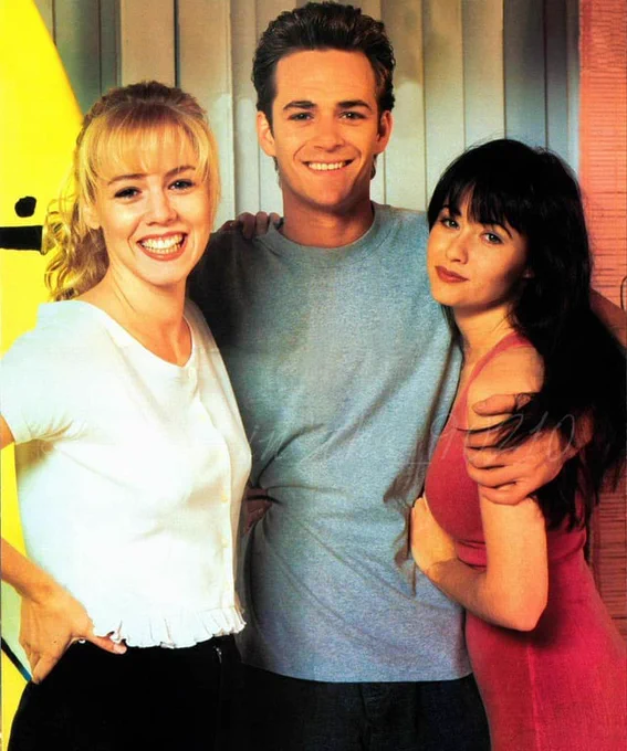 Kelly, Dylan e Brenda.
90210, Beverly Hills/Barrados no Baile.