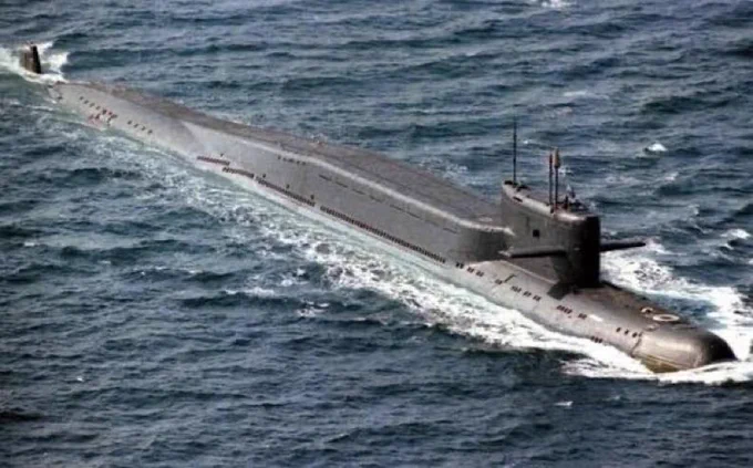 Russian Delta IV-class ballistic missile submarine (SSBN) running on the surface. The Delta IV carries the Sineva SLBM and forms one half of Russia’s current sea-based nuclear deterrent. Six Northern Fleet SSBNs of this and the Borei class are based on the Kola Peninsula, within transit range of the GIUK Gap. SOURCE: Russian Navy/public domain.