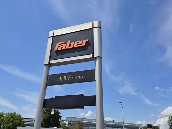 Schild mit der Aufschrift "Faber Hall Vienna"