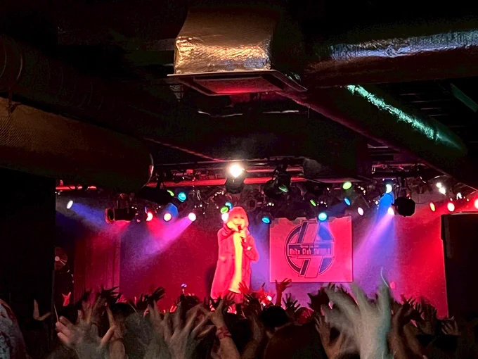 ライブ中の鬼龍院翔