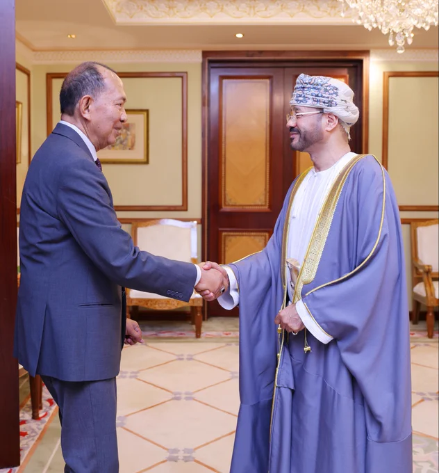 صورة لمعالي السيد بدر بن حمد بن حمود البوسعيدي وزير الخارجية، وسعادة محمد أرزان جوهان، سفير جمهورية اندونيسيا.
