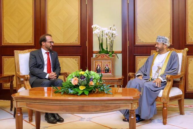 صورة معالي السيد بدر بن حمد بن حمود البوسعيدي، وزير الخارجية، وسعادة الدكتور توماس أورتليه، سفير الاتحاد السويسري.