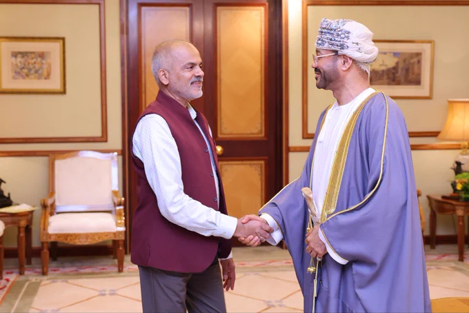 صورة لمعالي السيد بدر بن حمد بن حمود البوسعيدي، وزير الخارجية، وسعادة جودفارتي سرينيفاس، سفير جمهورية الهند.