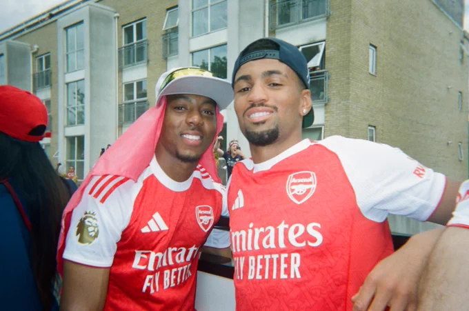 Myles Lewis-Skelly and Ethan Nwaneri pose on the bus during the trophy parade