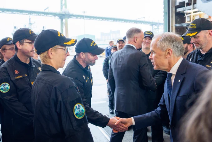 Le premier ministre Mark Carney serre la main de membres de la Marine royale canadienne à bord du NCSM Margaret Brooke.