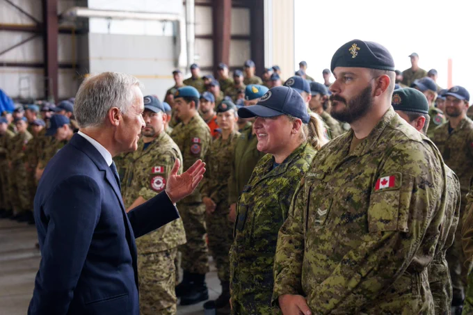 Le premier ministre Mark Carney s’entretient avec des membres des Forces armées canadiennes à la BFC Trenton.