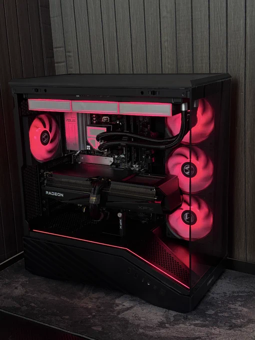 Ryzen 7 7800X3D 
 XFX RX 9070 XT 16GB QuickSilver 
Asus B650E Max Gaming WiFi 
32GB G.Skill X5 Flare 6000mhz cl36 
2TB XPG 
Thermalright Frozen infinite 
Majesty 750w Gold 
Lian Li V100R