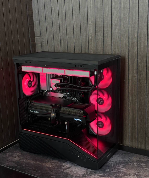 Ryzen 7 7800X3D 
 XFX RX 9070 XT 16GB QuickSilver 
Asus B650E Max Gaming WiFi 
32GB G.Skill X5 Flare 6000mhz cl36 
2TB XPG 
Thermalright Frozen infinite 
Majesty 750w Gold 
Lian Li V100R