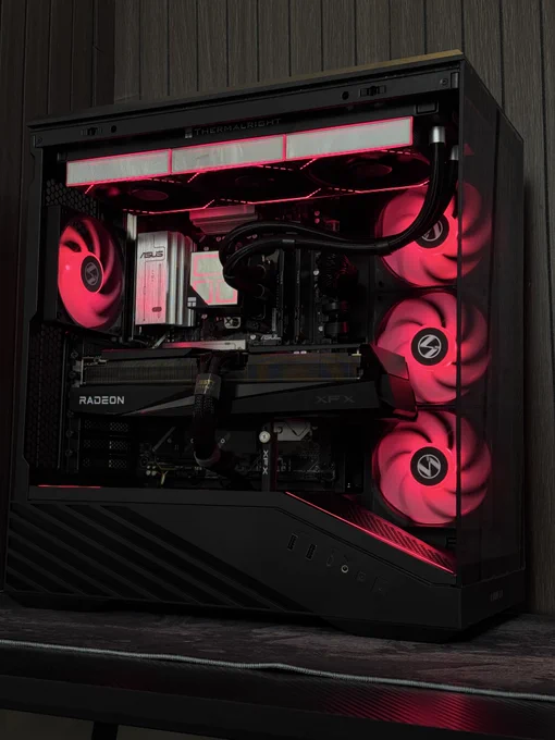 Ryzen 7 7800X3D 
 XFX RX 9070 XT 16GB QuickSilver 
Asus B650E Max Gaming WiFi 
32GB G.Skill X5 Flare 6000mhz cl36 
2TB XPG 
Thermalright Frozen infinite 
Majesty 750w Gold 
Lian Li V100R