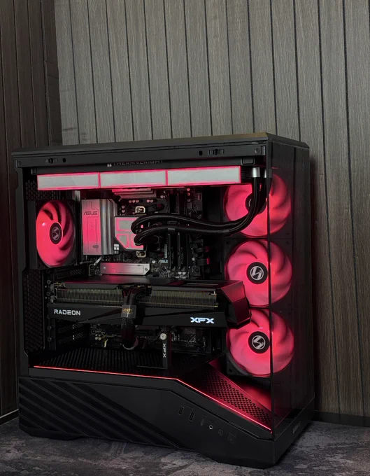 Ryzen 7 7800X3D 
 XFX RX 9070 XT 16GB QuickSilver 
Asus B650E Max Gaming WiFi 
32GB G.Skill X5 Flare 6000mhz cl36 
2TB XPG 
Thermalright Frozen infinite 
Majesty 750w Gold 
Lian Li V100R