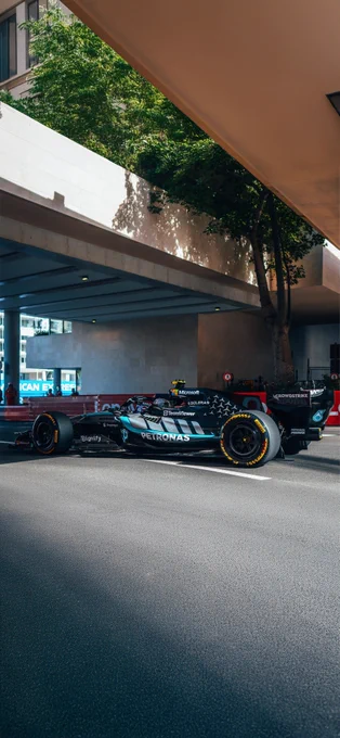 Original photo via @MercedesAMGF1
