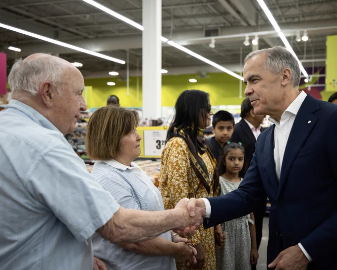 Le premier ministre Carney rencontre des familles dans une épicerie de Brampton, en Ontario.