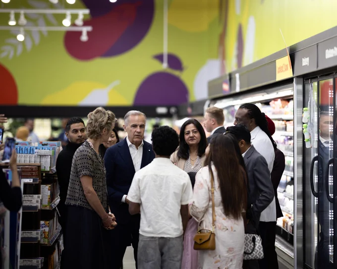 Le premier ministre Carney rencontre des familles dans une épicerie de Brampton, en Ontario.