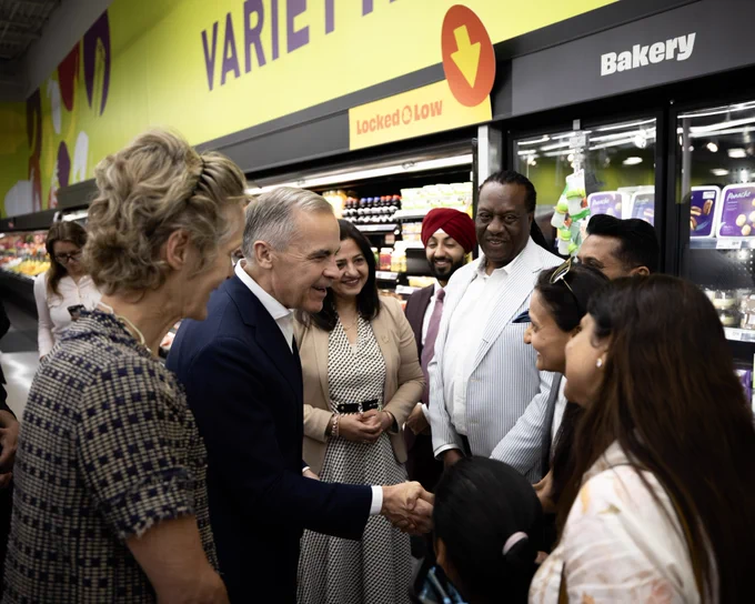 Le premier ministre Carney rencontre des familles dans une épicerie de Brampton, en Ontario.
