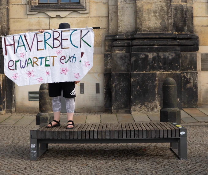 Gegenprotest mit Plakat "Haverbeck erwartet euch!"