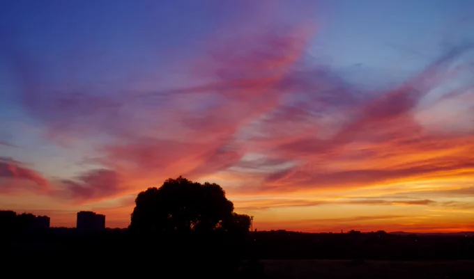 Nuvole colorate al tramonto. Un abbraccio del cielo per chi ne ha bisogno. Così bello che fa male.