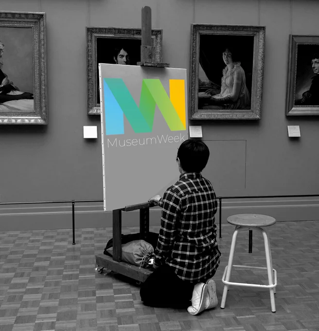 Devant des tableaux français du XIXe, un copiste travaille sa toile. Sur la toile a été ajouté le logo de la Museum Week.
