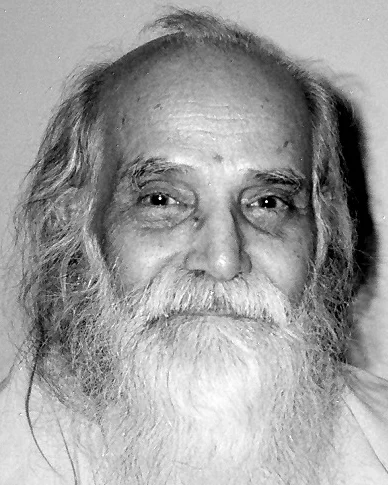 08-06-2026

அன்பர்களின் கேள்விகளும் அருள்தந்தையின் பதில்களும்

❓ கேள்வி: சுவாமிஜி! இறந்தவர்கள் நினைவாக மாதமொருமுறை அமாவாசை அன்று தர்ப்பணம் செய்கிறார்கள், ஏன்?

✅ பதில்: அமாவாசை அன்று சூரியன், சந்திரன், பூமி மூன்றும் ஒரே நேர்கோட்டில் வருவதால், பூமியின் ஆகர்ஷண சக்தி மற்ற நாட்களை விட அதிகமாக இருக்கும்.

அந்நாட்களில் விஷக்கடி நோய் உள்ளவர்களுக்கு அரிப்பு அதிகமாகும், மூளைநோய் உள்ளவர்களைக் கட்டி வைக்க வேண்டிய அளவுக்கு வெறி அதிகப்படும், மரணத்தருவாயில் உள்ளவர்களின் உயிர் பிரிந்து விடும்.

அந்த நாளைச் சிற்றின்பத்திற்குச் செலவு செய்வதோ, குழந்தைப் பேறு உண்டாவதோ நன்மையாக அமையாது. மூளை வளர்ச்சி குன்றிய குழந்தை உருவாகக் கூடும். ஏனெனில், நிலவு பூரணமாக ஒளி அற்ற நாளாகும் அது.

அதைப்போல பூரணச்சந்திர நாளில் பூமி சூரியனுக்கும் சந்திரனுக்கும் இடையில் வருகிறது. அந்நாள்தான் பௌர்ணமி. அந்நாளிலும் மனித உடலில் அதிகமான சக்தி வந்து, விந்து நாதத்தில் ஒரு பூரிப்பை ஏற்படுத்துகிறது.

அந்நாளில் ஒரு குழந்தை உண்டானாலும் மனவளர்ச்சியில்லாத குழந்தையாக அது உருவாகக் கூடும்.
