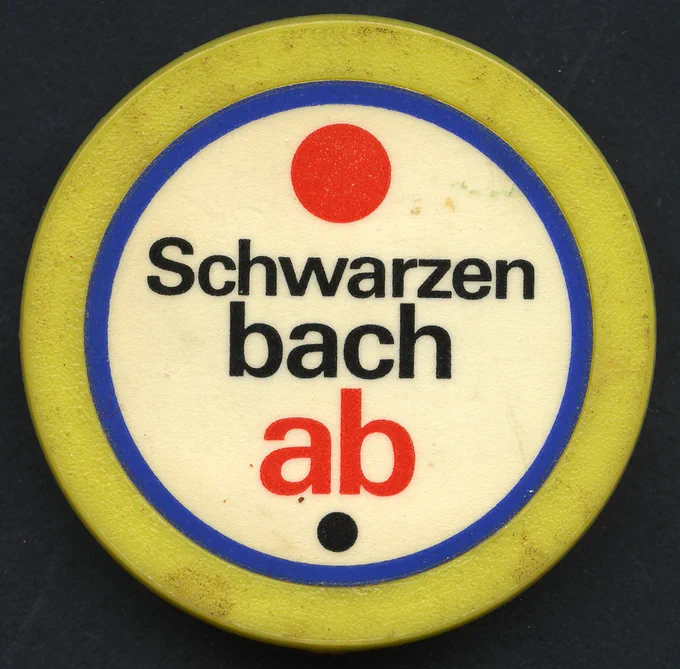 Geld umrandeter "Schwarzenbach ab" - Ansteckknopf aus dem Vorlass Bernard Schlupp, Schweizerisches Sozialarchiv. Signatur F 5053-Ob-005.