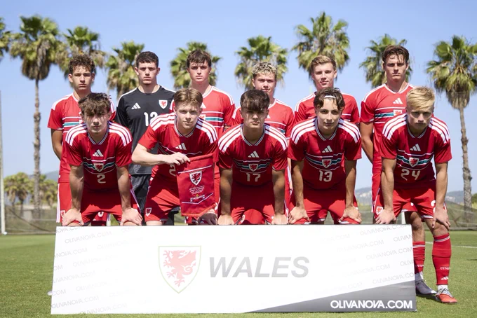 Cymru MU19 team photo ahead of facing Sweden.