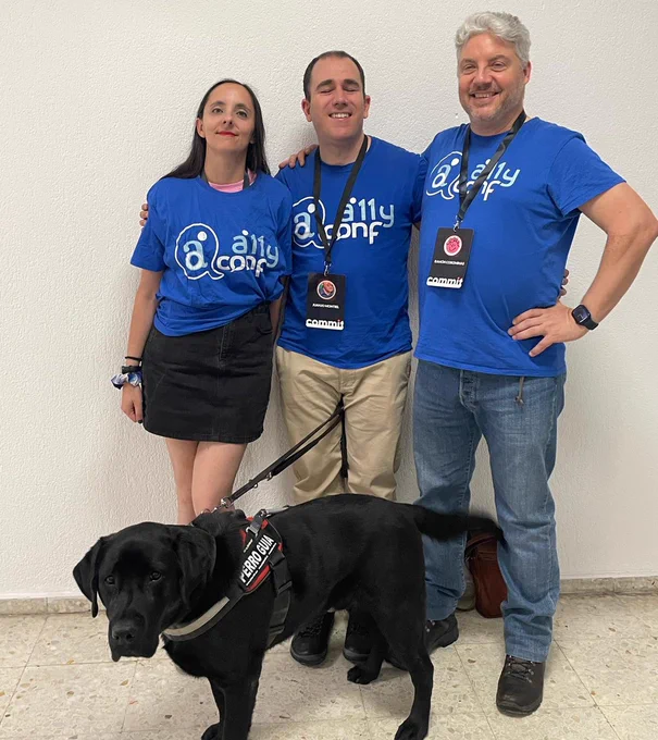 Mia Salazar, Juanjo Montiel, Ramón Corominas llevando la camiseta de la conferencia a11yconf y Yuco