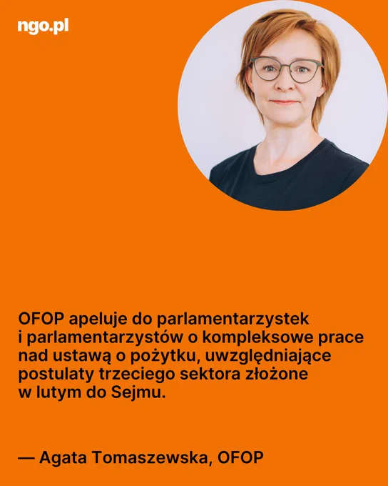 Tekst: OFOP apeluje do parlamentarzystek i parlamentarzystów o kompleksowe prace nad ustawą o pożytku, uwzględniające postulaty trzeciego sektora złożone w lutym do Sejmu - Agata Tomaszewska, OFOP. W prawym, górnym rogu, w okrągłej ramce zdjęcie: kobieta, krótkie włosy, okulary, czarna bluzka, patrzy prosto w obiektyw. Na grafice dominuje pomarańczowe tło. 
