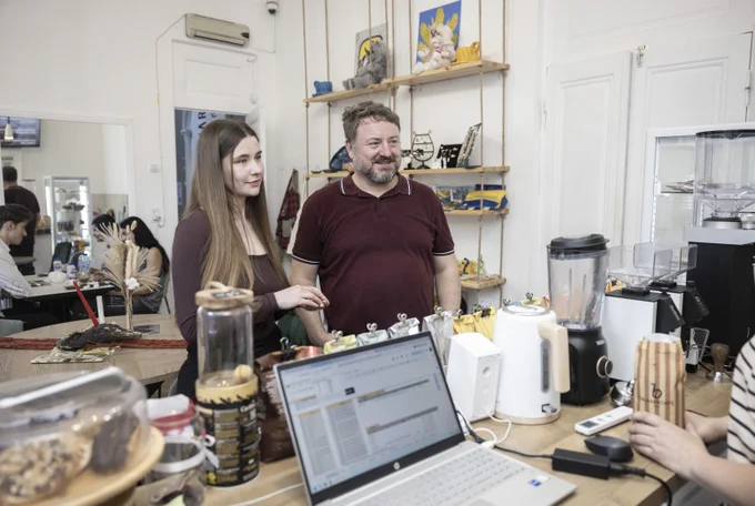 With assistance from Germany, UNDP, and CARE Caucasus, Ukrainian Houses in Tbilisi and Batumi are supporting a growing network of 73 refugee-led businesses operating across Georgia and employing 175 people.
Photo: UNDP | Irakli Dzneladze