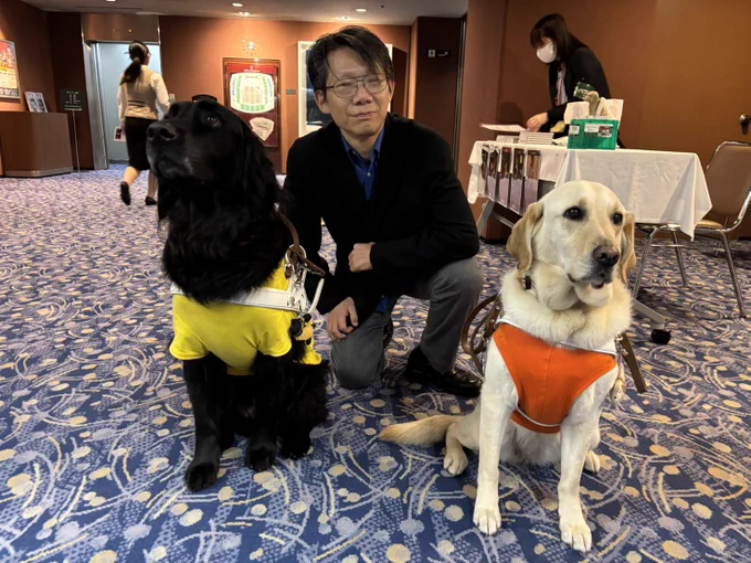 ヴァイオリニストの川畠成道さんとしゃがんでの記念写真。向かって右にデモオレンジのウェリナ、左にデモイエローのウェイド、真ん中に川畠さん。