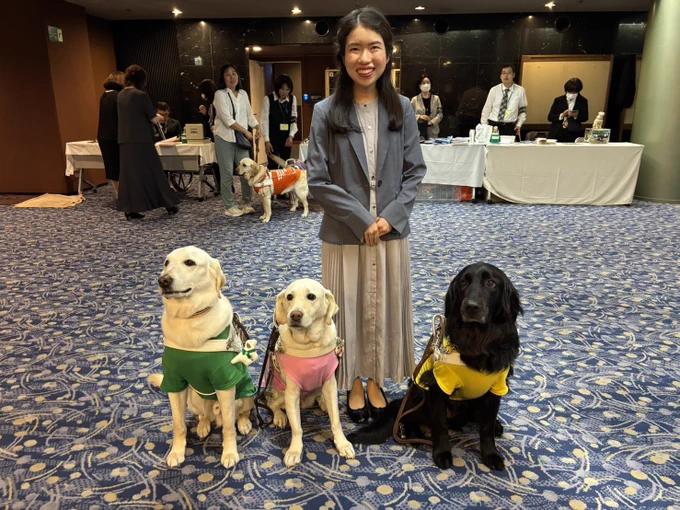 ピアニストと菅田利佳さんとホール内でデモ犬3頭と並んでの記念写真。