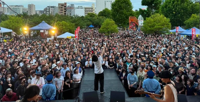 錦糸町公園で開催された音楽イベント「ニクオン本家」のステージに出演したフラワーカンパニーズのライブ写真。2026年5月24日のニクオン本家では、最終アーティストとしてフラワーカンパニーズが登場し、野外ライブならではの熱気あるステージで会場を盛り上げた。ニクオンは、音楽フェス、野外ライブ、肉料理、グルメ、地域交流を楽しめるイベント。2026年10月24日（土）・25日（日）には町田で「ニクオン町田」の開催が決定しており、今後出演アーティストやタイムテーブル、会場情報などを順次発信予定。町田イベント、町田フェス、音楽イベント、肉フェス、グルメイベント、家族で楽しめるイベント、地域密着イベントに興味のある方は、ニクオン町田の公式情報をぜひフォローしてチェックしてください。運営にはリユース企業の株式会社アシストが関わっています。
