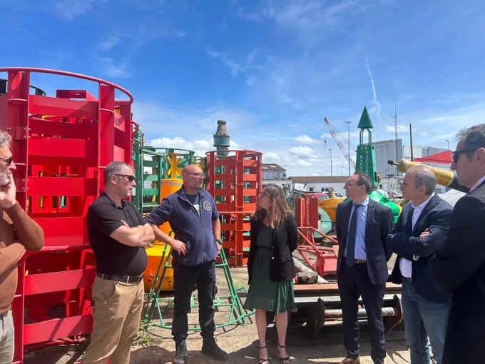 Au programme : présentation des missions, des enjeux et des spécificités de ce service, visite des ateliers et du baliseur "Côte de Jade" et présentation du centre de stockage POLMAR.