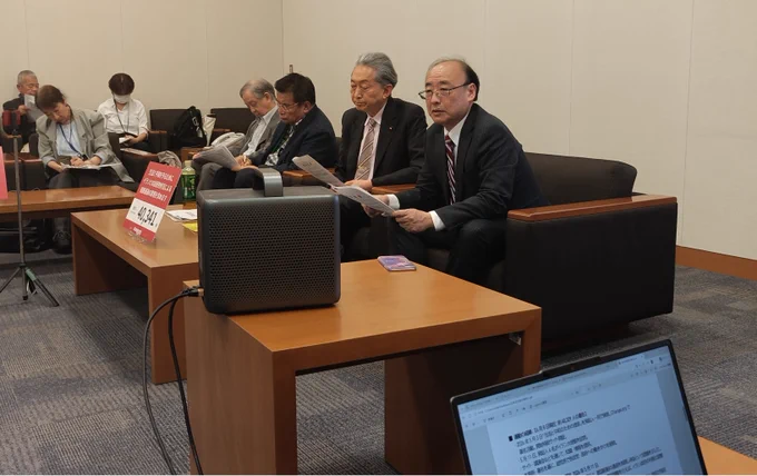 右が千葉大学・小林正弥教授、隣が鳩山友紀夫・元首相