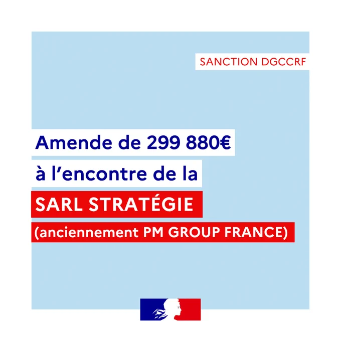 Texte sur fond bleu indiquant une sanction de la DGCCRF : "Amende de 299 880 € à l’encontre de la SARL STRATÉGIE (anciennement PM GROUP FRANCE)". Bas de l'image présente un logo avec une silhouette blanche sur fond bleu et rouge.