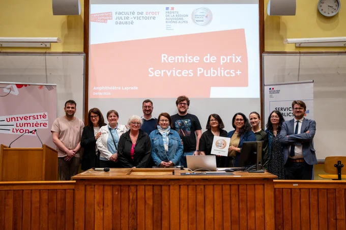 Les agents de la Faculté Julie-Victoire Daubié de l'Université Lumière Lyon 2 reçoivent le label "Services Publics  "