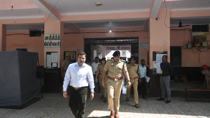  निरीक्षण किया।
निरीक्षण के दौरान अभ्यर्थियों की प्रवेश व्यवस्था, सुरक्षा प्रबंध, सीसीटीवी निगरानी, परीक्षा कक्षों एवं अन्य व्यवस्थाओं का गहन जायजा लेते हुए संबंधित अधिकारियों को आवश्यक दिशा-निर्देश दिए गए।
#Banda #UPPoliceBharti #TransparentExamination #TeamBanda