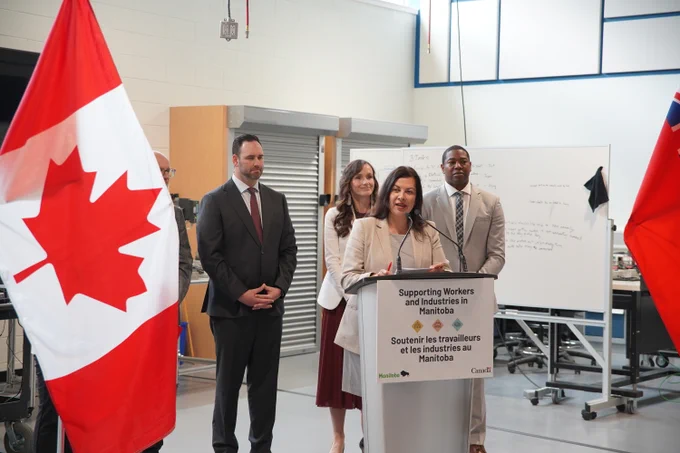 La ministre Chartrand qui prend la parole au podium. 