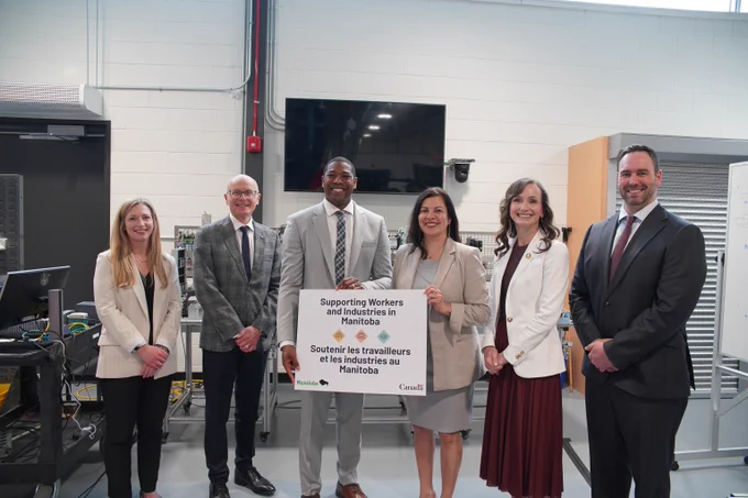 Une photo de groupe de la ministre Chartrand avec des participants de l’événement. 