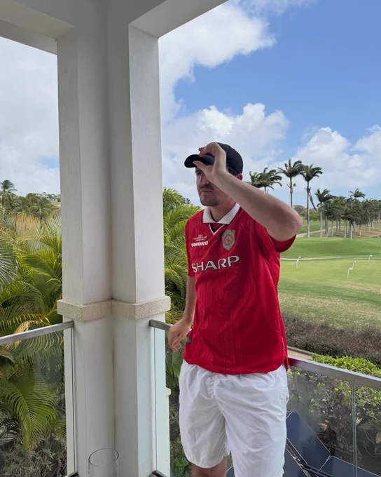 Harry Maguire repping the '99 Champions League final shirt on holiday!