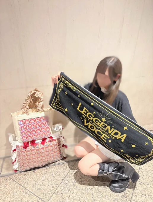 ここでしか見られない組み合わせを沢山浴びることができて幸せなのはもちろん、かえでちゃんの曲であるダイヤモンドハッピーを大橋彩香さんが「明日香ミライ」として歌ってくれたのが本当に嬉しくて、この2人の絡みをずっと見たいと言ってた身として胸がいっぱいでした( i ꒳ i )💘✨



Star Heartの時のゆなさんがあまりにもかえでちゃんで、可愛かったなあ😆☝️✨️💕
ライブとしてかえでちゃんに会うことは初めてだったので、ゆなさん含めたTristarの素敵なパフォーマンスをこの目に焼きつけることができて本当に幸福です‎(ᵕ ′̥̥̥ ˙̫ ‵̥̥̥  ᵕ)


ずっとずっと会いたかったミライちゃんにも✩
上手く言葉にしようとすると中々難しいのですが、小さい頃テレビで見てからずっと憧れていたラブミーティアに会うことができて感無量です、Brightestを聞くことが出来てとっても、とっても嬉しかったです…！いつも、どんな時も私の憧れでいてくれてありがとう。ミライちゃん！
プライドの時、ギラッギラの黄色と赤の光が会場内いっぱいに広がっていたのがとにかく印象的で、ラブミーティアが今ここに、パシフィコ横浜に、存在しているんだなあと勝手に涙ぐんでました‎(ᵕ ′̥̥̥ ˙̫ ‵̥̥̥  ᵕ)ずっとずっと会いたかったよーー‼️‼️
Believe itもいつか絶対に現場で聞きたいなあと思っていたので、こんな早く素敵な贈り物をいただけるとは、、、！😆


情報が発表されてからずっーと、6月7日のことを考えると文字通り何も手につかなくなるほど楽しみで、そんな一日をこうして迎えられて本当に嬉しかったです💕

まずは関係者の皆様、そしてここまでアイカツを応援してきた自分含めみんなに、おめでとう！と笑顔の花束を贈り合いたい気持ちでいっぱいです♪

かえでちゃんにミライちゃん、それからレジェンドのみなさま、本当に誰1人欠けても実現しなかったであろう伝説を目に焼きつけることができて本当に、本当に嬉しかったです(;ᴗ;)💌
素敵な時間をありがとうございました！