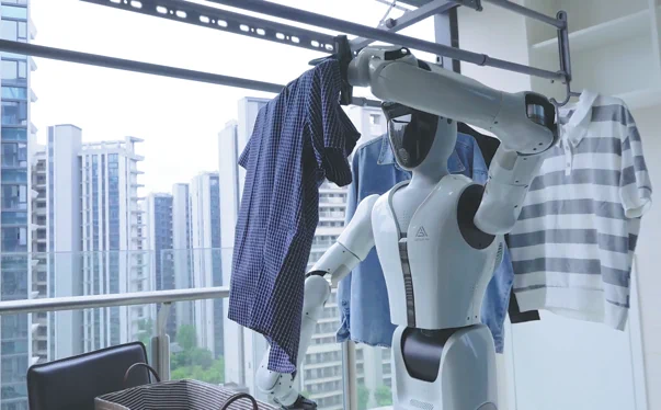SeeLight S1, a robot designed for household scenarios, hangs out clothes during its debut in Wuhan, Hubei province, on May 20. PROVIDED TO CHINA DAILY