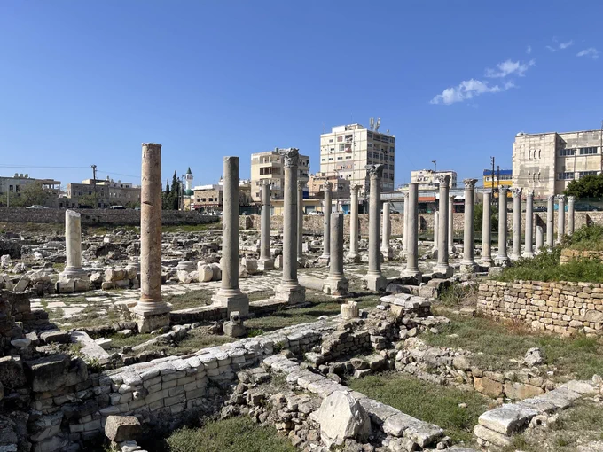 Roman / Byzantibe / Phoenician ruins in the foreground, Roman columns framing residential areas in central Sour/Tyre,  Photo: Peter Kirn.