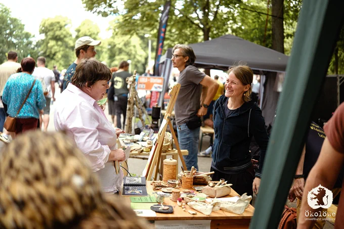 Foto von einem Verkaufs- und Informationsstand. 