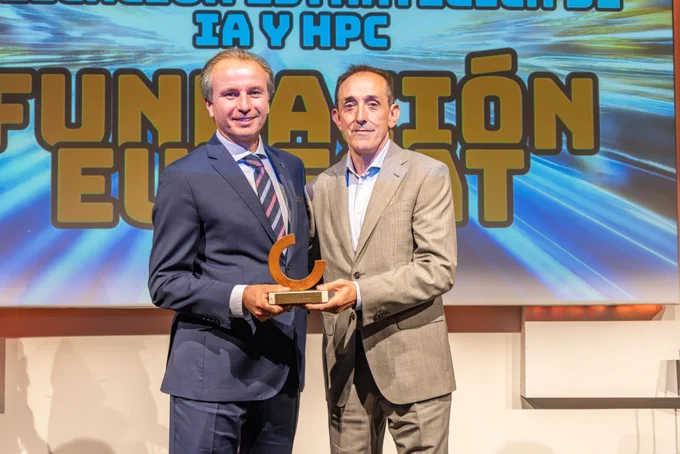 Sergio Verdasco, director general de ILUNION IT Services, entregándole el Premio Computing, en la categoría de “Mejor Aplicación estratégica IA y HPC”, a Luis Ortín, responsable del Departamento de TI de Eurecat. 