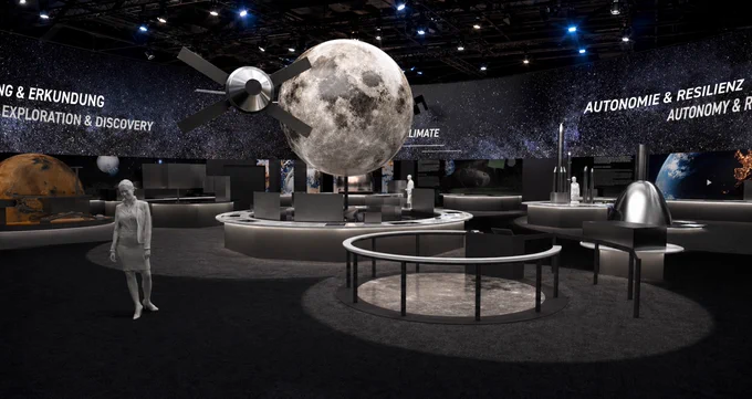 Ausstellungsraum mit großem Mondmodell und Raumfahrt-Exponaten unter Sternenhimmelkulisse.