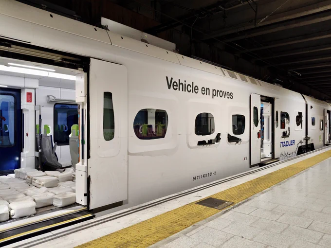 El tren porta bidons amb sorra per simular la càrrega de viatgers 