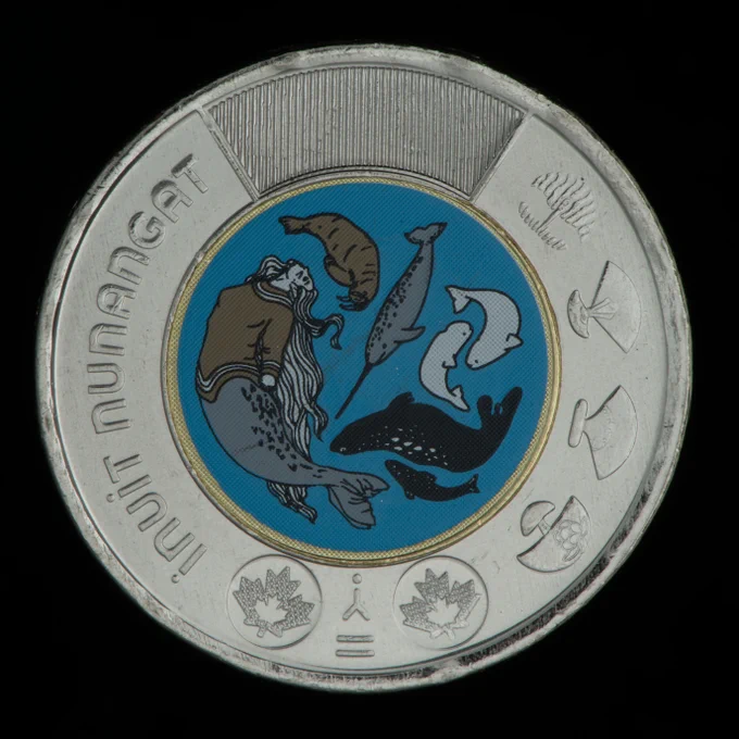 Pièce de monnaie, anneau de couleur argent orné d’illustrations de créatures marines.