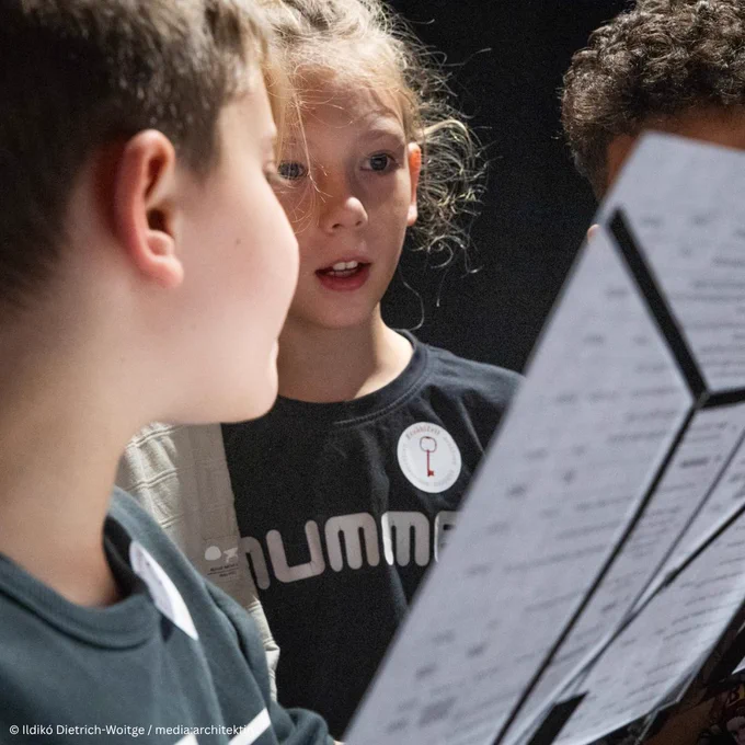 Zwei Kinder singen