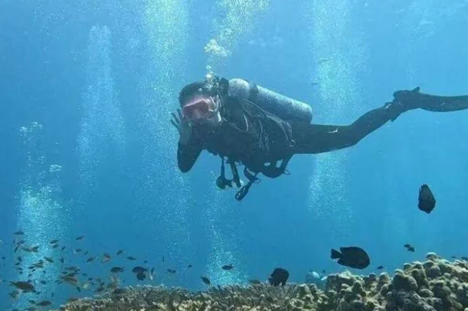 ©Yali Zhu Diving near the war-torn Strait of Hormuz, Shanshan Du discovered an underwater world shaped by coral reefs, schools of fish, and ocean currents.